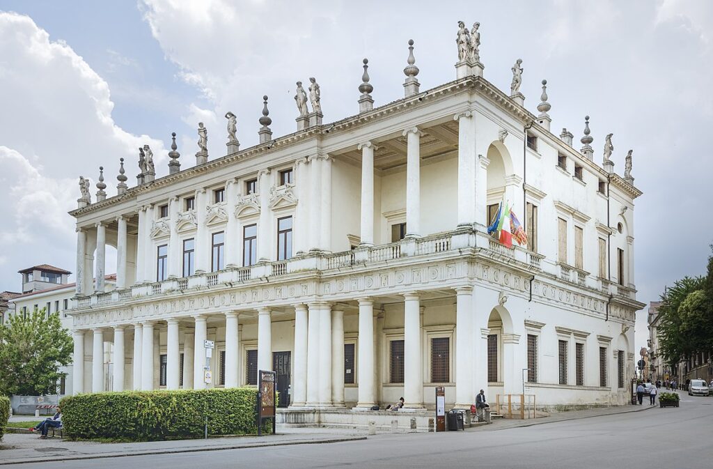 L'immagine rappresenta una vista dall'esterno di Palazzo Chiericati a Vicenza.