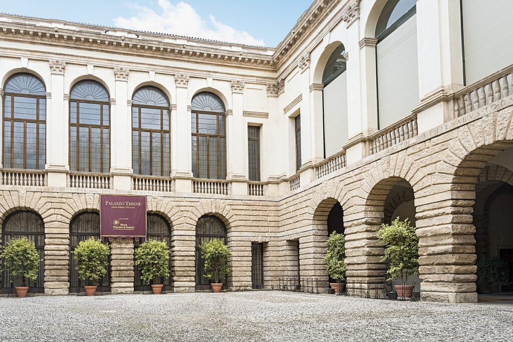 L'immagine rappresenta il cortile interno di Palazzo Thiene a Vicenza, ristrutturato da Andrea Palladio.