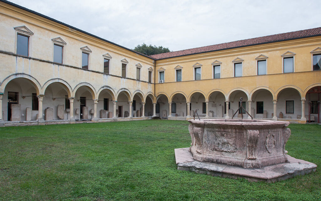 L'immagine rappresenta una vista in diagonale del chiostro del Museo Naturalistico Archeologico di Vicenza.